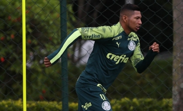 Inscrito no Paulista, Rony treina entre titulares nesta sexta
