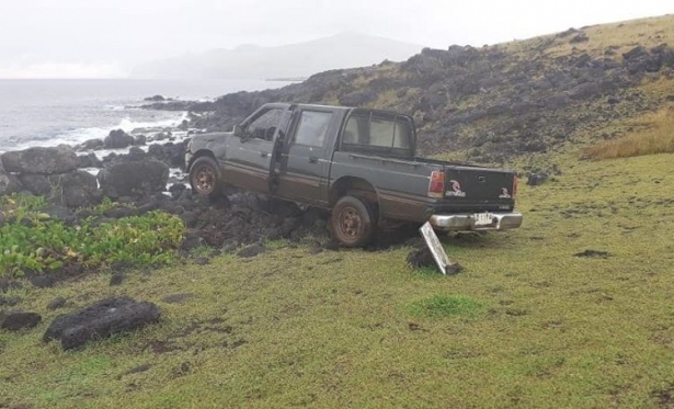 Motorista bate carro e quebra esttua na Ilha de Pscoa