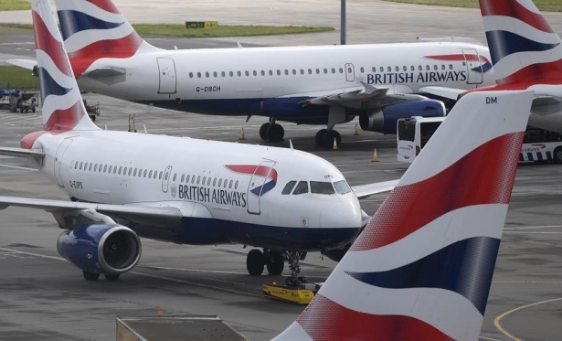 Covid-19: EUA incluem Reino Unido e Irlanda na lista de voos suspensos