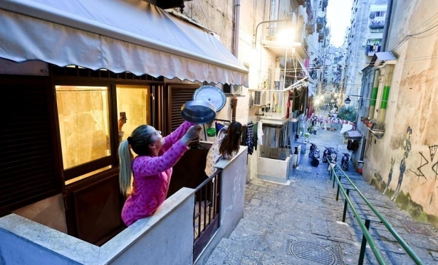 Na quarentena do coronavrus, italianos cantam nas janelas