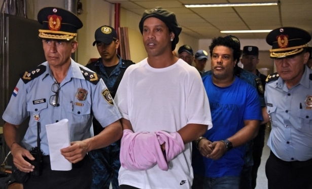 Ronaldinho ganha churrasco de presos para comemorar 40 anos