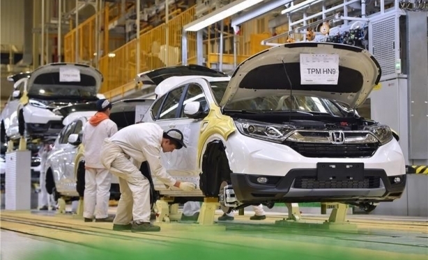     China retoma produção de veículos e reabre concessionárias